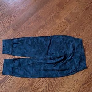 Align cropped camo jogger